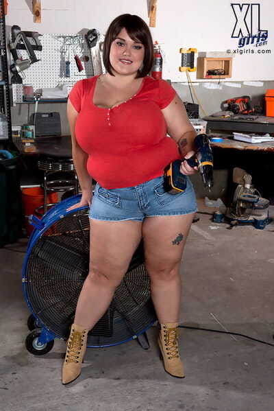 BBW Lisa Canon whips out her..