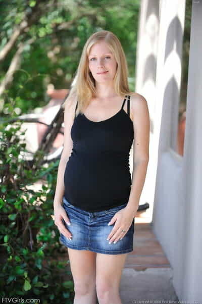 Horny pregnant babe Leah..