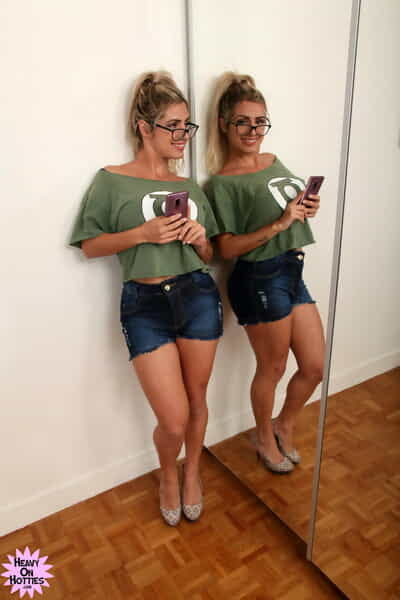 Tanned Brazilian stunner Mia..