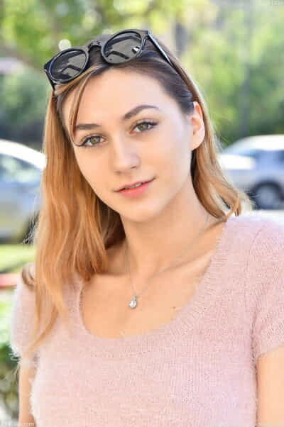 Sexy beauty Hana flaunts her..