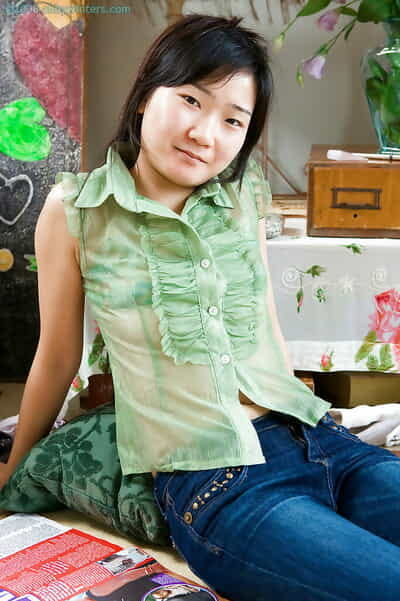 Cute small tit Asian amateur..
