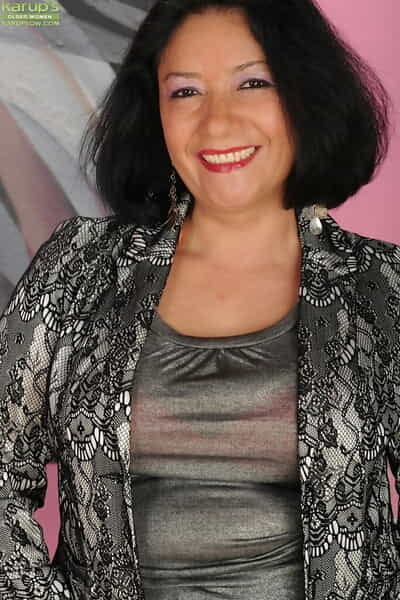 Brunette mature Isis Fajardo..