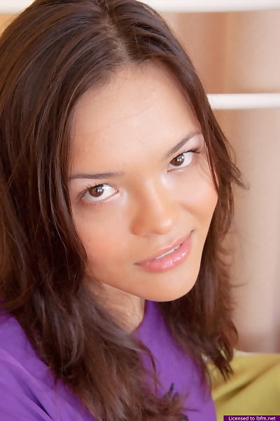 Cute young amateur lifts her..